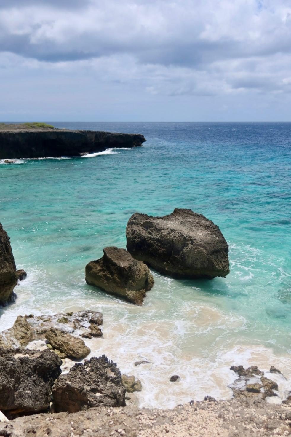 Rotsachtige baai met keienstrand aan de kust van Bonaire