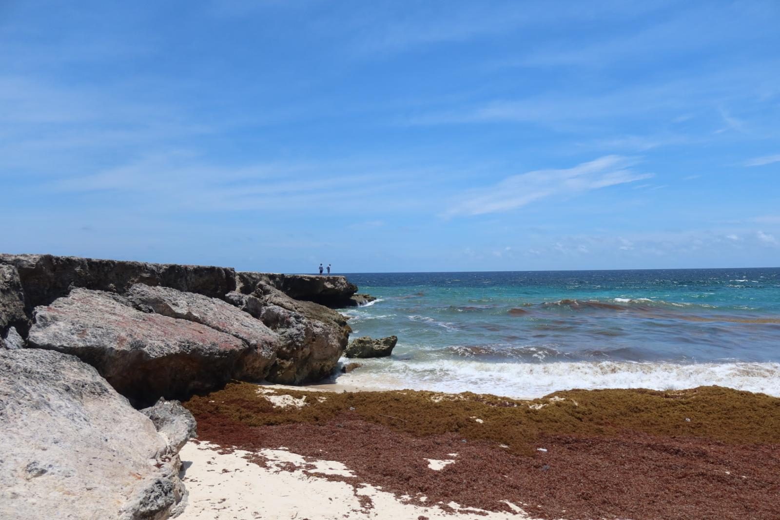 Uitzicht vanaf een klif over rotsstrand en oceaan op Bonaire