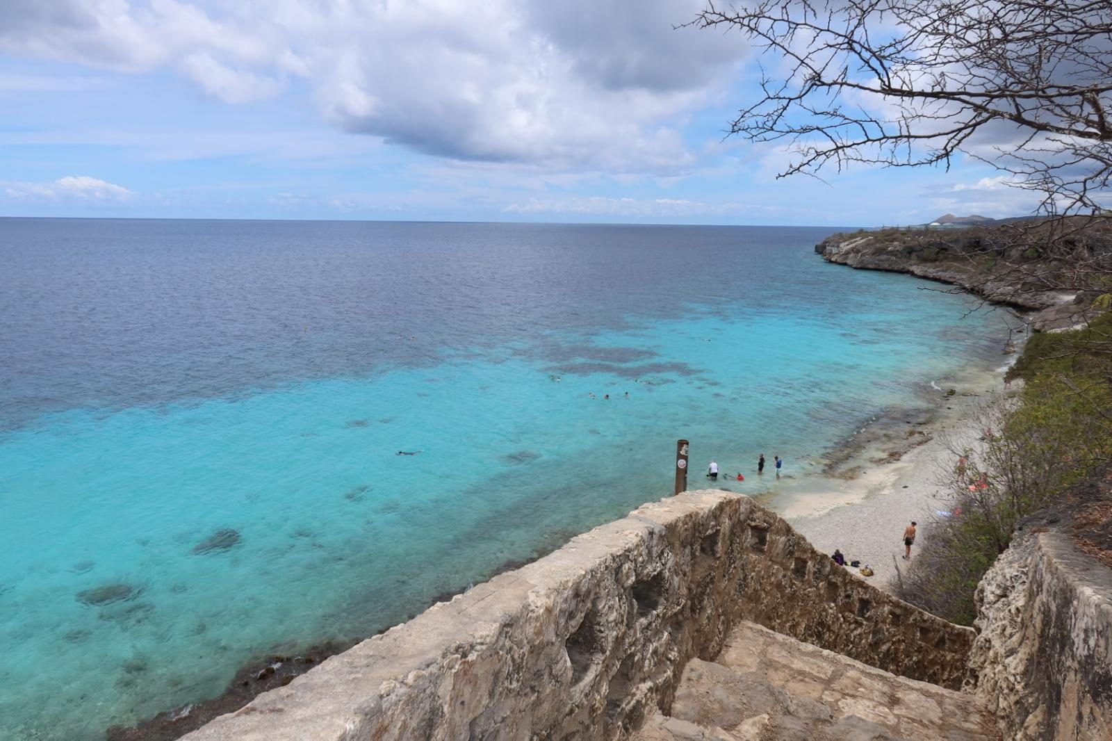 Trap naar het koraalstrand bij een duikstek op Bonaire