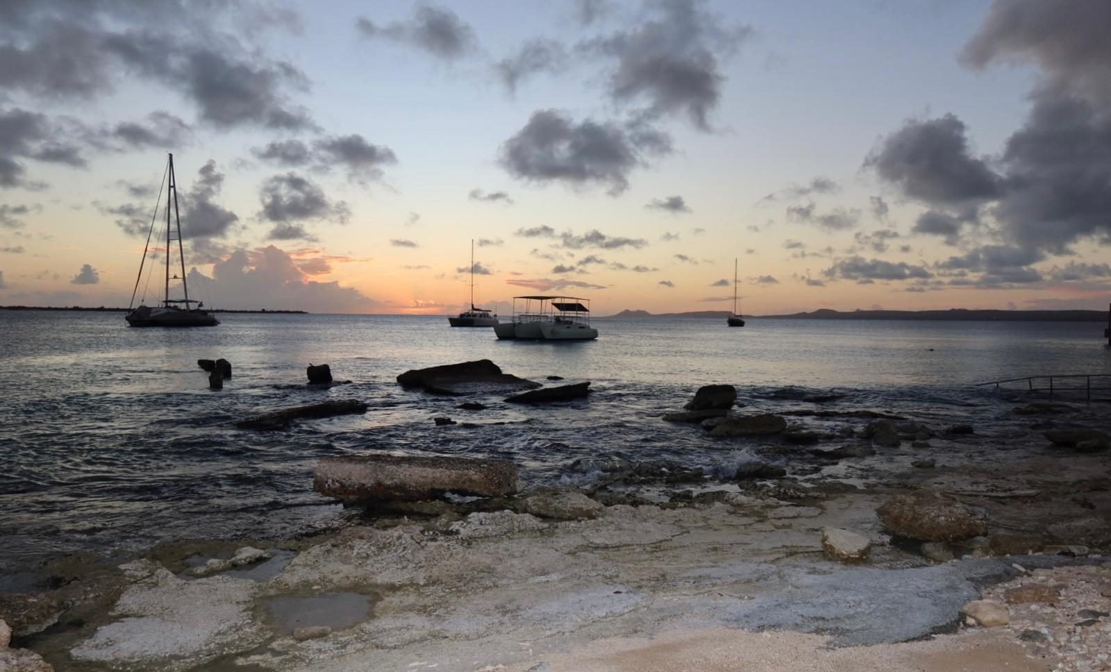 Zonsondergang boven de haven van Kralendijk met zeilboten