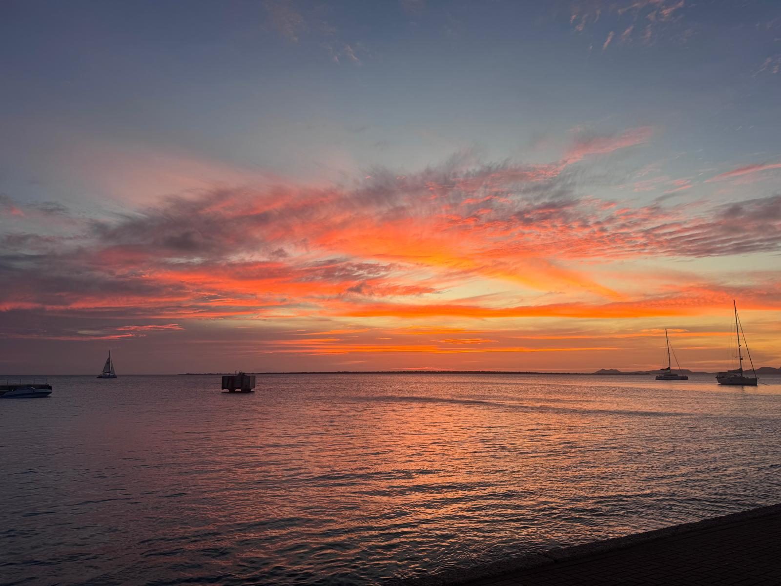 Panorama van zeilboten op zee bij zonsondergang op Bonaire